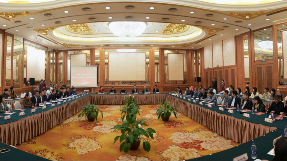 我校举办“如何书写我们时代的人文暨贾平凹文学创作五十周年”学术研讨会