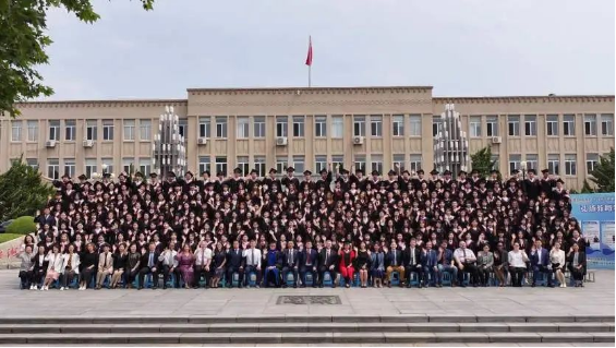 国际商学院举办2024届本科生毕业典礼暨中美双学位授予仪式