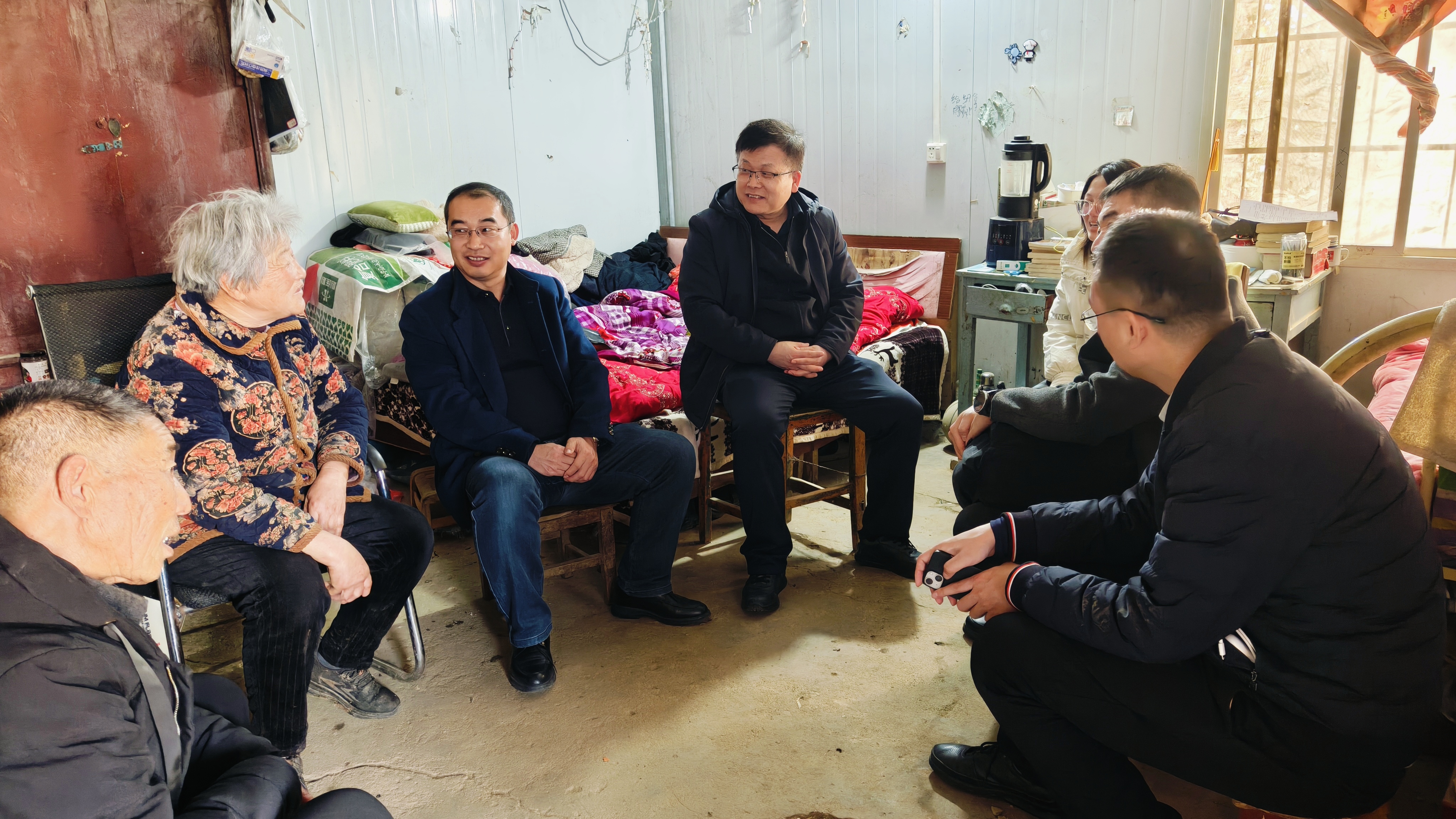 学校领导在春节前夕走访慰问孤儿学生