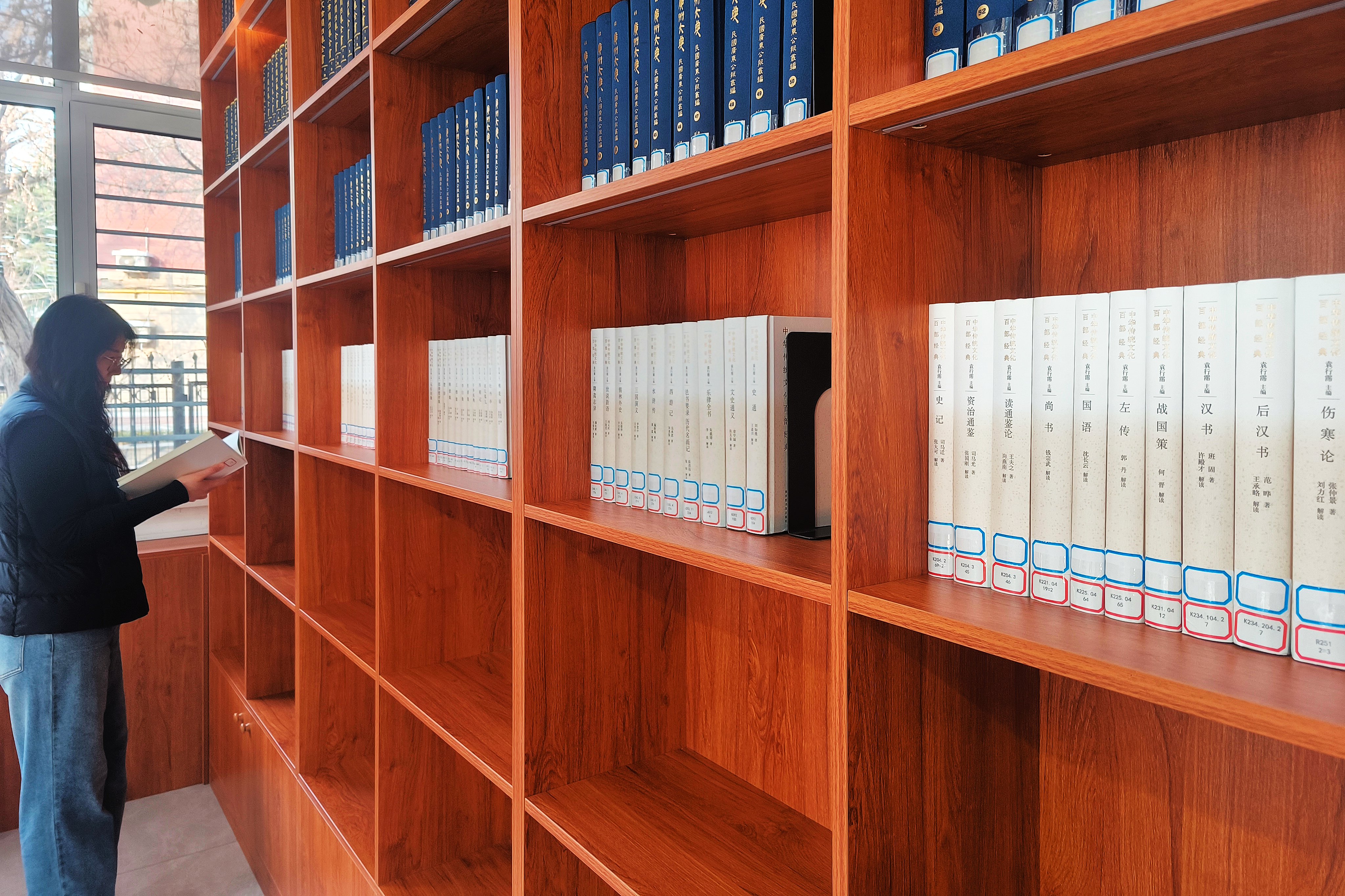 我校图书馆获赠中华优秀传统文化传承发展工程重点项目《中华传统文化百...