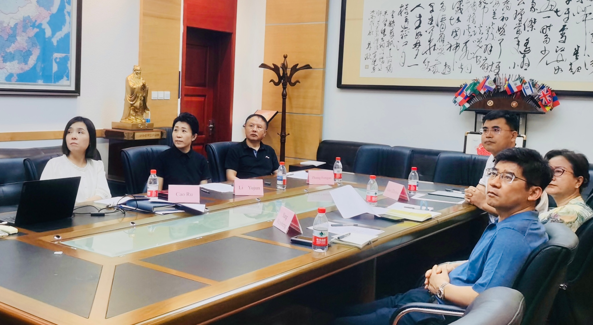 我校与泰国瓦莱岚大学举办线上交流会