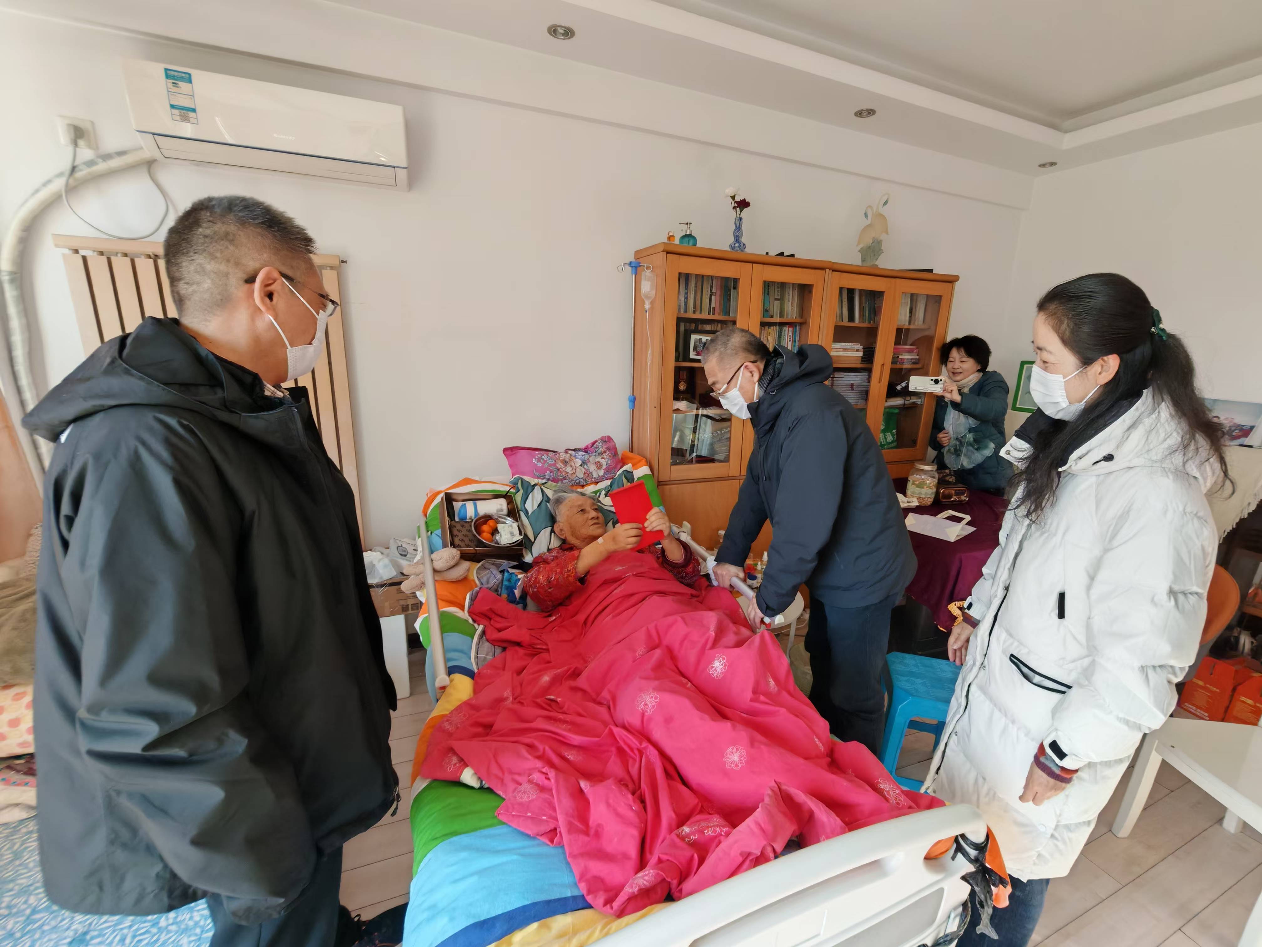 寒冬双节至，辽宁省委老干部局千里送暖，情暖退休老干部