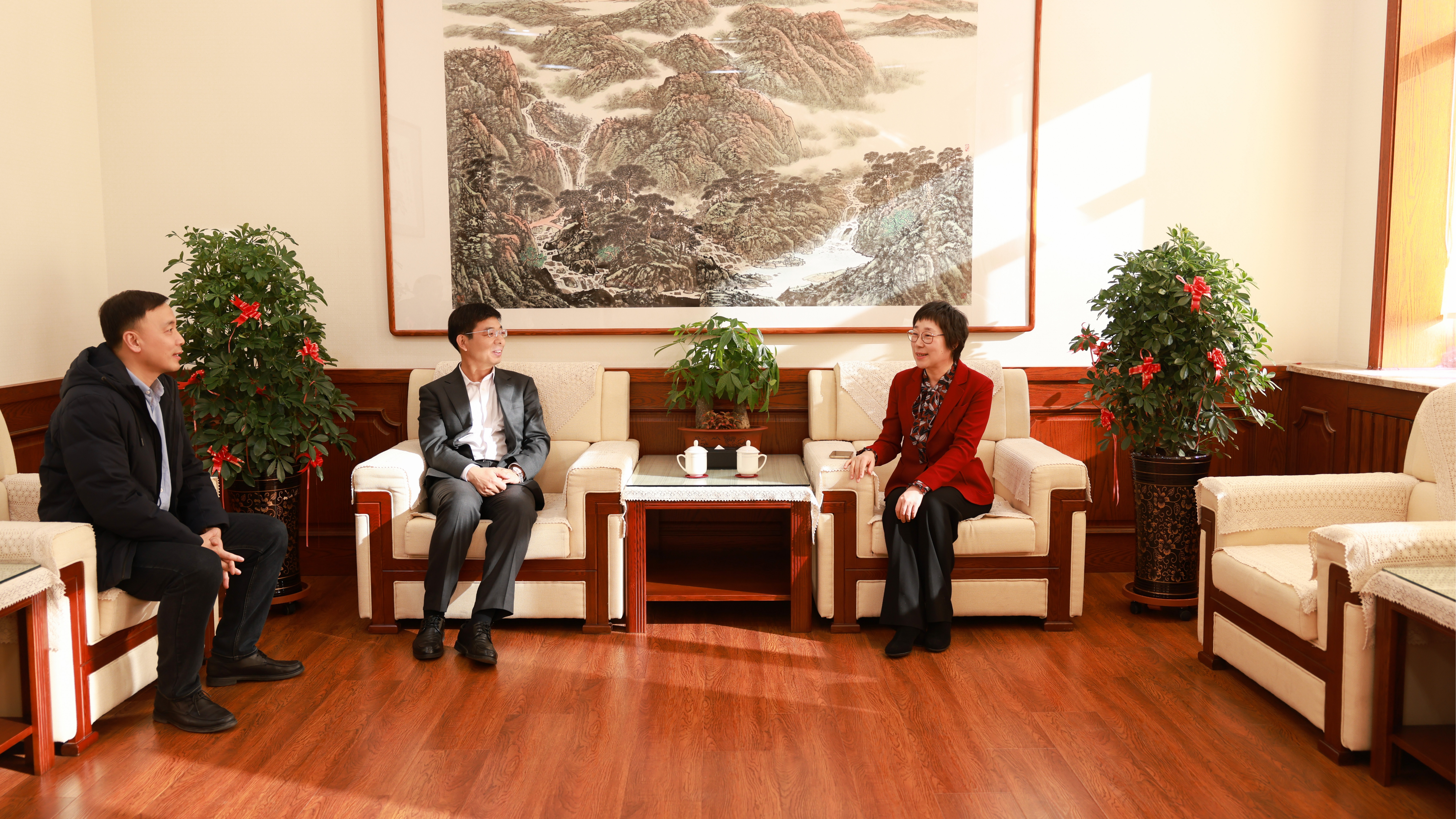 校党委书记刘宏会见市委统战部副部长王明亮